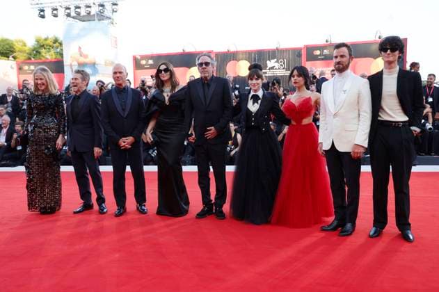 Catherine O Hara, Willem Dafoe, Michael Keaton, Monica Belluci, Tim Burton, Winona Ryder, Jenna Ortega, Justin Theroux und Arthur Conti bei der Opening Ceremony mit der Premiere des Kinofilms Beetlejuice Beetlejuice auf der Biennale di Venezia 2024 81. Internationale Filmfestspiele von Venedig im Palazzo del Cinema. Venedig, 28.08.2024 *** Catherine O Hara, Willem Dafoe, Michael Keaton, Monica Belluci, Tim Burton, Winona Ryder, Jenna Ortega, Justin Theroux and Arthur Conti at the Opening Ceremony with the premiere of the feature film Beetlejuice Beetlejuice at the Biennale di Venezia 2024 81 Venice International Film Festival at the Palazzo del Cinema Venice, 28 08 2024 Foto:xD.xBedrosianx xFuturexImagex beetlejuice_4435