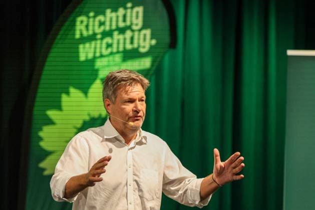 News Themen der Woche KW35 News Bilder des Tages Leipzig - Wahlkampfhöhepunkt: Vize-Kanzler Robert Habeck bei den Grünen in Leipzig 28.08.2024 ab 17.30 Uhr Leipzig, Kupfergasse (Kupfersaal) Im Foto: Robert Habeck, Bundeswirtschaftsminister und Vize-Kanzler der Grünen bei einer Wahlkampfveranstaltung in Leipzig Am Mittwoch hat Vize-Kanzler und Bundeswirtschaftsminister Robert Habeck Leipzig besucht. Im Leipziger Kupfersaal bestritt er am Abend den Höhepunkt des Wahlkampfes der GRÜNEN zur Landtagswahl in Sachsen. Leipzig Sachsen Deutschland *** Leipzig Election campaign highlight Vice Chancellor Robert Habeck at the Greens in Leipzig 28 08 2024 from 17 30 Leipzig, Kupfergasse Kupfersaal In the photo Robert Habeck, Federal Minister of Economics and Vice Chancellor of the Greens at an Copyright: xEHLxMedia BjörnxStachx 20240828_habeck-wahlkampf-sachsen-leipzig_19