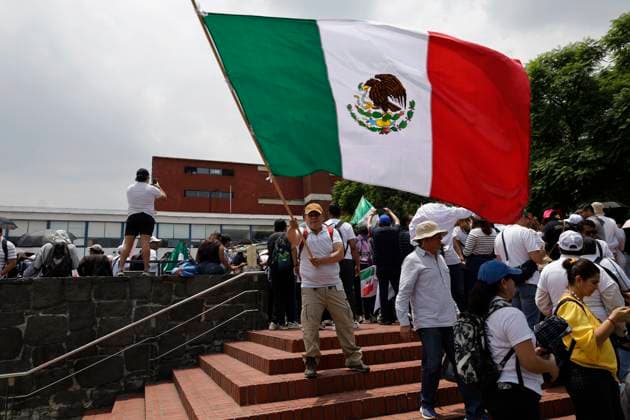 UNAM Law School Students And Workers Protest Against Judicial Reform In Mexico Students and workers of the Faculty of Law of the UNAM wave flags of Mexico in Ciudad Universitaria, Mexico, on August 28, 2024, to protest against judicial reform in Mexico and in solidarity with the indefinite work stoppage of the Judiciary of the Federation, emphasizing the importance of listening to all voices in this process and avoiding despotism. Mexico City Mexico City Mexico  Copyright: xGerardoxVieyrax originalFilename: vieyra-notitle240828_npr7l.jpg