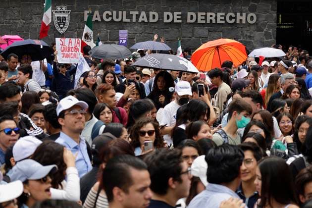 UNAM Law School Students And Workers Protest Against Judicial Reform In Mexico Students and workers of the Faculty of Law of the UNAM protest on August 28, 2024, at the University City facilities in Mexico City, Mexico, against judicial reform in Mexico and in solidarity with the indefinite work stoppage of the Federal Judiciary, emphasizing the importance of listening to all voices in this process and avoiding despotism. Mexico City Mexico City Mexico  Copyright: xGerardoxVieyrax originalFilename: vieyra-notitle240828_np0ax.jpg