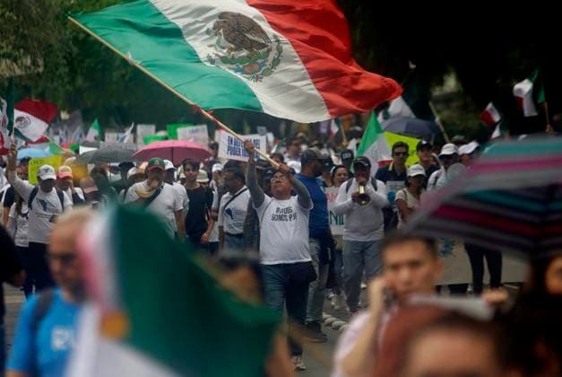 UNAM Law School Students And Workers Protest Against Judicial Reform In Mexico Students and workers of the Faculty of Law of the UNAM wave flags of Mexico in Ciudad Universitaria, Mexico, on August 28, 2024, to protest against judicial reform in Mexico and in solidarity with the indefinite work stoppage of the Judiciary of the Federation, emphasizing the importance of listening to all voices in this process and avoiding despotism. Mexico City Mexico City Mexico  Copyright: xGerardoxVieyrax originalFilename: vieyra-notitle240828_npZsU.jpg