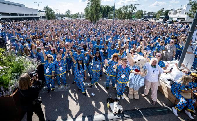 Bilder des Jahres 2024, News 08 August News Bilder des Tages IKEA workers in Älmhult, Sweden, broke the Guinness world record on Wednesday, 28 August 2024, in the category of the largest gathering of people in a two-piece pyjamas in the same place. The record was set at 2052 people. The record was set at the parking lot outside the IKEA Museum and representatives of Guinness World Records were on hand to check the record attempt. ÄLMHULT SWEDEN x50090x *** IKEA workers in Älmhult, Sweden, broke the Guinness world record on Wednesday, 28 August 2024, in the category of the largest gathering of people in a two piece pyjamas in the same place The record was set at 2052 people The record was set at the parking lot outside the IKEA Museum and representatives of Guinness World Records were on hand to  Copyright: xJohanxNilsson TTx WORLD TWO-PIECE PYJAMA RECORD NlXh3FwZ2jk