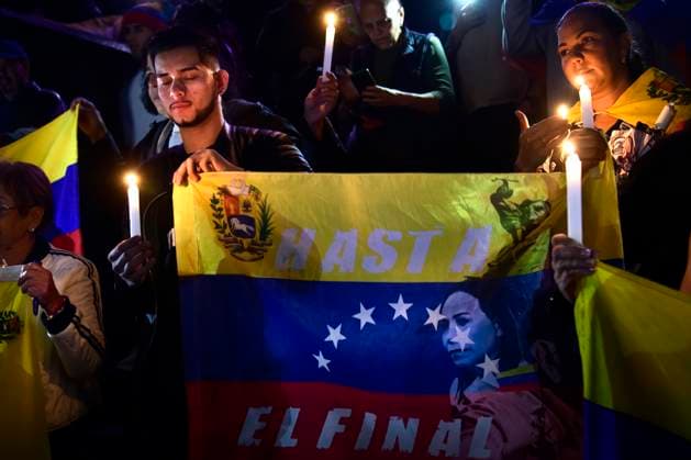August 28, 2024, Mexico City, Mexico City, Mexico: Supporters of the Venezuelan opposition pray during a demonstration at the foot of the Monument to the Revolution, in Mexico City, where they also spoke out to demand the departure of Nicolas Maduro from power and the recognition of Edmundo Gonzalez as the virtual winner of the Venezuelan elections which took place on July 28. Mexico City Mexico - ZUMAn296 20240828_zip_n296_002 Copyright: xJorgexNunezx