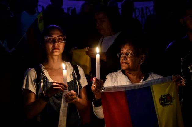 August 28, 2024, Mexico City, Mexico: Supporters of the Venezuelan opposition pray during a demonstration at the foot of the Monument to the Revolution, in Mexico City, where they also spoke out to demand the departure of Nicolas Maduro from power and the recognition of Edmundo Gonzalez as the virtual winner of the Venezuelan elections which took place on July 28. Mexico City Mexico - ZUMAn296 20240828_zip_n296_005 Copyright: xJorgexNunezx