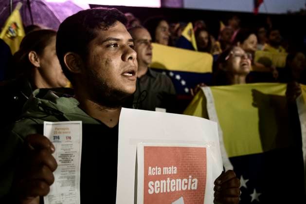 August 28, 2024, Mexico City, Mexico City, Mexico: Supporters of the Venezuelan opposition pray during a demonstration at the foot of the Monument to the Revolution, in Mexico City, where they also spoke out to demand the departure of Nicolas Maduro from power and the recognition of Edmundo Gonzalez as the virtual winner of the Venezuelan elections which took place on July 28. Mexico City Mexico - ZUMAn296 20240828_zip_n296_007 Copyright: xJorgexNunezx
