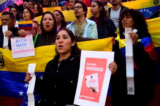 August 28, 2024, Mexico City, Mexico City, Mexico: Supporters of the Venezuelan opposition pray during a demonstration at the foot of the Monument to the Revolution, in Mexico City, where they also spoke out to demand the departure of Nicolas Maduro from power and the recognition of Edmundo Gonzalez as the virtual winner of the Venezuelan elections which took place on July 28. Mexico City Mexico - ZUMAn296 20240828_zip_n296_008 Copyright: xJorgexNunezx