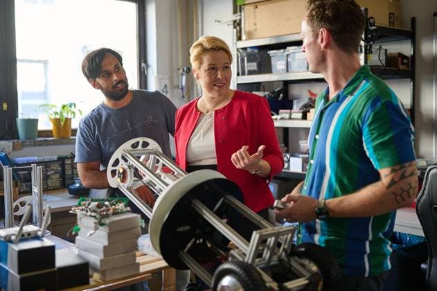 News Themen der Woche KW35 News Bilder des Tages Berlin Wirtschaft Medizin-KI Sommertour zum Thema Medizin-KIs mit Berlins Wirtschaftssenatorin Franziska Giffey (SPD) am Donnerstag den 29. August 2024. Die Senatorin besuchte auf der Tour das StartUp Bearcover im MotionLab in Berlin-Treptow. Bearcover hat einen Roboter mit dem Namen I. am. Oscar. entwickelt, der Pflegekraefte in Pflegeheime und Kliniken nachts entlasten kann. Ausgestattet mit Computer- und Radartechnik kann der Roboter Bewegung und Atmung durch die geschlossene Tueren erkennen und bei Unregelmaessigkeiten das Pflegepersonal benachrichtigen. Im Bild: Mitarbeiter von Bearcover erklaeren der Senatorin die Funktionsweise von I. am. Oscar.. 29.8.2024, Berlin *** Berlin Economy Medical AI Summer Tour on