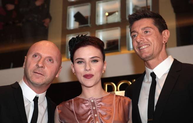 Scarlett Johansson with Domenico Dolce and Stefano Gabbana at a photocall for Dolce & Gabbana cosmetics in Milan - 01 March 2009 FAM25377 Copyright: x FAMOUSx 62176232
