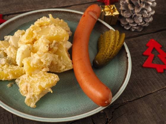 Leckerer hausgemachter Kartoffelsalat mit Bio Wurst und Gewürzgurke, traditionelles Weihnachtsessen Tasty homemade potato salad with organic sausage and gherkin, traditional Christmas meal Copyright: imageBROKER AndreasxBerheide ibxiqx08940517.jpg
