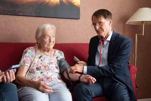 News Themen der Woche KW35 News Bilder des Tages Karl LAUTERBACH, Bundesgesundheitsminister, misst bei der 100jaehrigen Seniorin Lieselotte STEIN den Blutdruck, beim Besuch Tagespflegeeinrichtung in Koeln, Albert Schweitzer-Haus, 29.08.2024. *** Karl LAUTERBACH, Federal Minister of Health, measures the blood pressure of 100-year-old senior citizen Lieselotte STEIN, during a visit to a day care facility in Cologne, Albert Schweitzer Haus, 29 08 2024