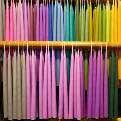 Bunte Kerzen im Verkaufsraum einer Kerzen-Manufaktur Colourful candles in the salesroom of a candle manufactory Copyright: imageBROKER HEIKOxKUEVERLING ibxiqx08982529.jpg