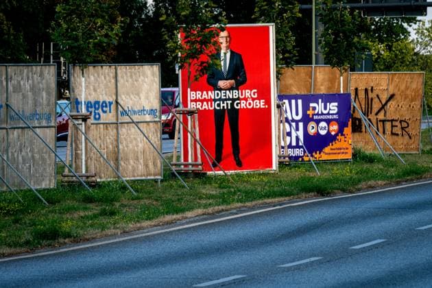 Politik 29.08.2024 Potsdam Landeshauptstadt Brandenburg Landtagswahl Wahlkampf Plakatieren Plakate Ministerpräsident Dr. Dietmar Woidke Brandenburg braucht Größe Potsdam Brandenurg GER *** Politics 29 08 2024 Potsdam state capital Brandenburg state election election campaign posters posters Prime Minister Dr Dietmar Woidke Brandenburg needs greatness Potsdam Brandenurg GER