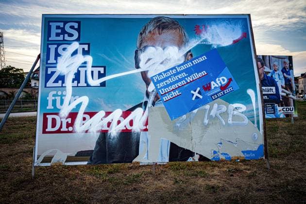 Politik 29.08.2024 Potsdam Landeshauptstadt Brandenburg Landtagswahl Wahlkampf Plakatieren Plakate Zerstörtes AFD Plakat Potsdam Brandenurg GER *** Politics 29 08 2024 Potsdam State capital Brandenburg State election Election campaign Posters Destroyed AFD poster Potsdam Brandenurg GER