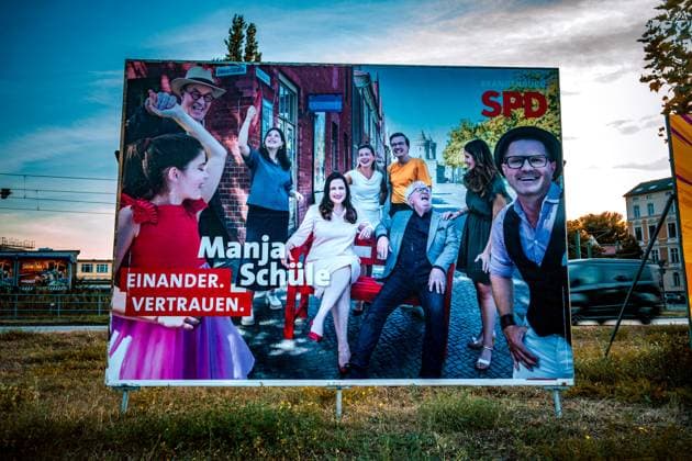 Politik 29.08.2024 Potsdam Landeshauptstadt Brandenburg Landtagswahl Wahlkampf Plakatieren Plakate Brandenburgs Kulturministerin Manja Schüle (SPD) tritt für ihre Partei zur Landtagswahl 2024 als Direktkandidatin im Potsdamer Wahlkreis 21 an Potsdam Brandenurg GER *** Politics 29 08 2024 Potsdam State capital Brandenburg State election Election campaign Posters Posters Brandenburgs Minister of Culture Manja Schüle SPD is standing for her party in the 2024 state election as a direct candidate in Potsdams constituency 21 Potsdam Brandenurg GER