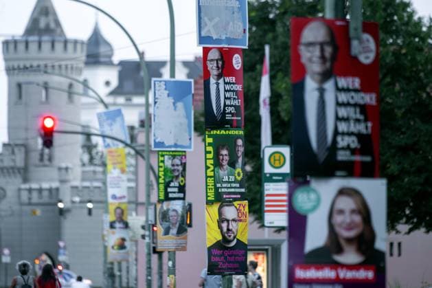 Politik 29.08.2024 Potsdam Landeshauptstadt Brandenburg Landtagswahl Nauener Tor Wahlkampf Plakatieren Plakate Ministerpräsident Dr. Dietmar Woidke Zersörte übermalte Wahlplakate AFD Potsdam Brandenurg GER *** Politics 29 08 2024 Potsdam state capital Brandenburg state election Nauener Tor election campaign posters posters Prime Minister Dr Dietmar Woidke Zersörte overpainted election posters AFD Potsdam Brandenurg GER