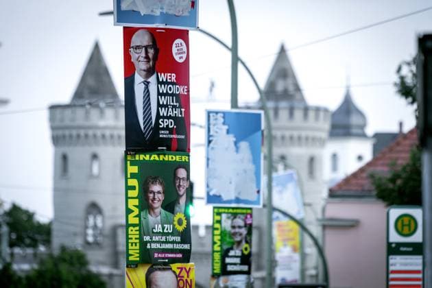 Politik 29.08.2024 Potsdam Landeshauptstadt Brandenburg Landtagswahl Nauener Tor Wahlkampf Plakatieren Plakate Ministerpräsident Dr. Dietmar Woidke Zersörte übermalte Wahlplakate AFD Potsdam Brandenurg GER *** Politics 29 08 2024 Potsdam state capital Brandenburg state election Nauener Tor election campaign posters posters Prime Minister Dr Dietmar Woidke Zersörte overpainted election posters AFD Potsdam Brandenurg GER