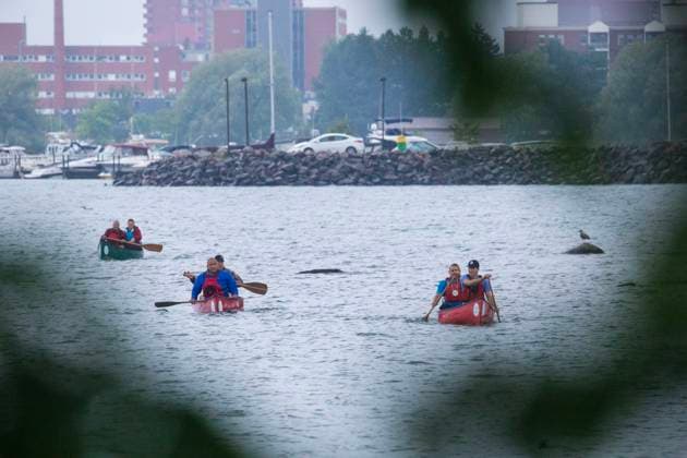 Kanada, Justin Trudeau während Kanufahrt mit Mitgliedern indigener Ethnien August 30, 2024, Sault Ste. Marie, On, Canada: Prime Minister Justin Trudeau canoes with local Indigenous leaders and Sault MPP Terry Sheehan on the Saint Marys River in Sault Ste.-Marie, Ont., Thursday, Aug. 30, 2024. Sault Ste. Marie Canada  - ZUMAc35_ 20240830_zaf_c35_002 Copyright: xKennethxArmstrongx