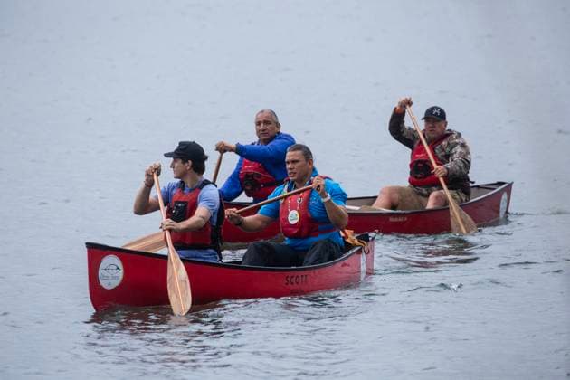 Kanada, Justin Trudeau während Kanufahrt mit Mitgliedern indigener Ethnien August 30, 2024, Sault Ste. Marie, On, Canada: Prime Minister Justin Trudeau canoes with local Indigenous leaders (L-R) former chief Dean Sayers of Batchewana First Nation, Brad Robinson CEO and owner Thrive Tours and Chief Mark McCoy of Batchewana First Nation on the Saint Marys River in Sault Ste.-Marie, Ont., Friday, Aug. 30, 2024. Sault Ste. Marie Canada - ZUMAc35_ 20240830_zaf_c35_011 Copyright: xKennethxArmstrongx