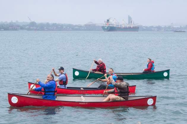 Kanada, Justin Trudeau während Kanufahrt mit Mitgliedern indigener Ethnien August 30, 2024, Sault Ste. Marie, On, Canada: Prime Minister Justin Trudeau canoes with local Indigenous leaders and Sault MPP Terry Sheehan on the Saint Marys River in Sault Ste.-Marie, Ont., Friday, Aug. 30, 2024. Sault Ste. Marie Canada  - ZUMAc35_ 20240830_zaf_c35_012 Copyright: xKennethxArmstrongx