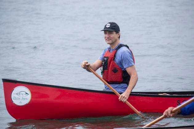 Kanada, Justin Trudeau während Kanufahrt mit Mitgliedern indigener Ethnien August 30, 2024, Sault Ste. Marie, On, Canada: Prime Minister Justin Trudeau canoes with local Indigenous leaders on the Saint Marys River in Sault Ste.-Marie, Ont., Friday, Aug. 30, 2024. Sault Ste. Marie Canada  - ZUMAc35_ 20240830_zaf_c35_014 Copyright: xKennethxArmstrongx