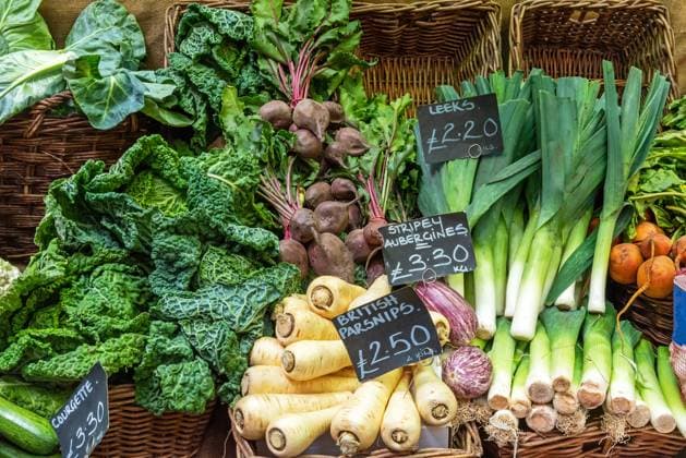 Britische Pastinaken, Porree, Wirsingkohl und anderes Gemüse zum Verkauf auf einem Markt British parsnips, leeks, savoy cabbage and other vegetables for sale at a market Copyright: imageBROKER elxeneize ibxiqx09022927.jpg