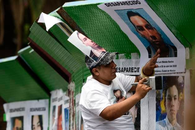 August 30, 2024, Mexico City, Mexico City, Mexico: Relatives of the disappeared and activists participate in the placement of photographs during the protests and a mass at the Paseo de la Reforma roundabout, in Mexico City..In Mexico, the Federal Government presented an update of the census of missing persons in which they reduce 20 thousand cases of the 114 thousand 815 reported by the national registry. Mexico City Mexico - ZUMAn296 20240830_zip_n296_007 Copyright: xJorgexNunezx