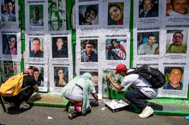 August 30, 2024, Mexico City, Mexico City, Mexico: Relatives of the disappeared and activists participate in the placement of photographs during the protests and a mass at the Paseo de la Reforma roundabout, in Mexico City..In Mexico, the Federal Government presented an update of the census of missing persons in which they reduce 20 thousand cases of the 114 thousand 815 reported by the national registry. Mexico City Mexico - ZUMAn296 20240830_zip_n296_013 Copyright: xJorgexNunezx