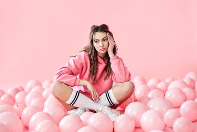 Creative Highlights Symbolbilder Bored modische Frau sitzt auf dem Boden mit rosa Luftballons auf rosa Pastell Hintergrund. Feiern, schlechte Party, Enttäuschung Konzept Bored fashionable woman sitting on floor with pink air balloons on pink pastel background. Celebration, bad party, disappointment concept Copyright: imageBROKER ViktorxGladkov ibxiqx09030808.jpg ,model released, Symbolfoto ,property released