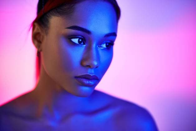 Creative Highlights Symbolbilder Closeup Porträt der hübschen afrikanischen amerikanischen Frau in hellen Neonlichtern posiert auf Studio Hintergrund. Mode Foto Konzept Closeup portrait of pretty african american woman in bright neon lights posing on studio background. Fashion photo concept Copyright: imageBROKER ViktorxGladkov ibxiqx09031370.jpg ,model released, Symbolfoto ,property released