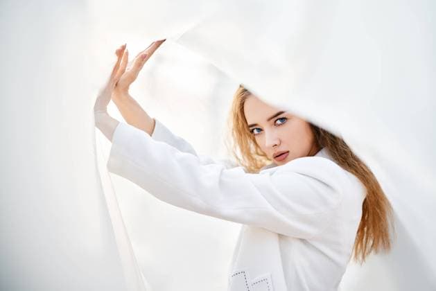 Creative Highlights Symbolbilder Junge attraktive Frau in weißer Kleidung posiert auf abstraktem blassem Hintergrund und schaut zuversichtlich in die Kamera. Weiche sonnige Farben. Schönheit Konzept Young attractive woman in white clothes posing on abstract pale background looking at camera confident. Soft sunny colors. Beauty concept Copyright: imageBROKER ViktorxGladkov ibxiqx09031651.jpg ,model released, Symbolfoto ,property released