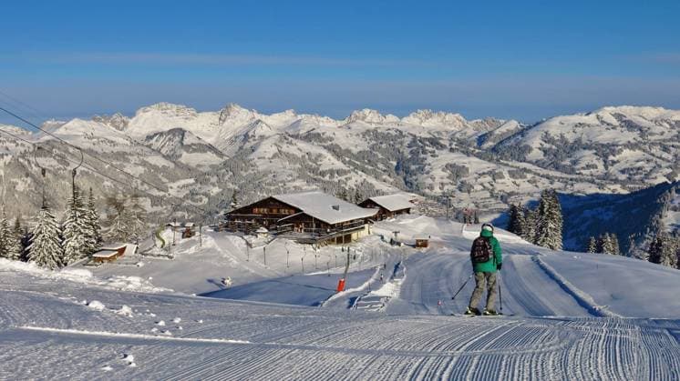 Bergstation des Skigebiets Wispile, Gstaad. Skipiste und Berge Summit station of the Wispile ski area, Gstaad. Ski slope and mountains Copyright: imageBROKER UrsulaxPerreten ibxiqx09036561.jpg