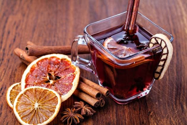 Glühwein und Gewürze auf hölzernem Hintergrund Mulled wine and spices on wooden background Copyright: imageBROKER SergheixPlatonov ibxiqx09047269.jpg