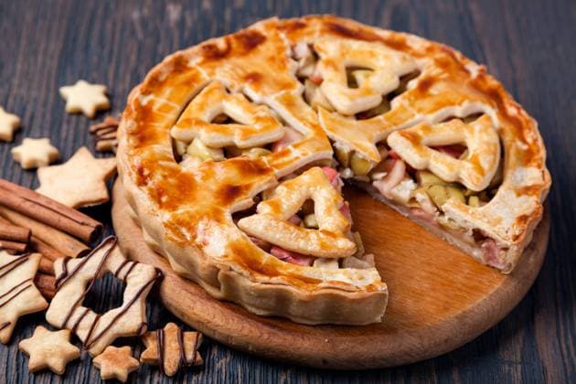 Weihnachtlicher Apfelkuchen auf einem Tisch christmas apple pie on a table Copyright: imageBROKER SergheixPlatonov ibxiqx09048805.jpg