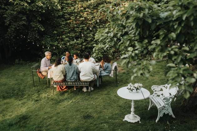 IMAGO Creative, Lifestyle, Feste im Garten #2 High angle view of male and female family members having dinner during social gathering in back yard Sweden, Gothenburg, model released, property released Copyright: xMaskotx, MA111550