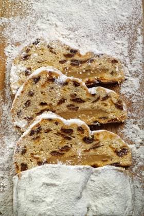 Drei Scheiben Weihnachtsstollen auf einem Holzbrett Three slices of Christmas stollen on a wooden board Copyright: imageBROKER AlfredxNesswetha ibxiqx09107147.jpg