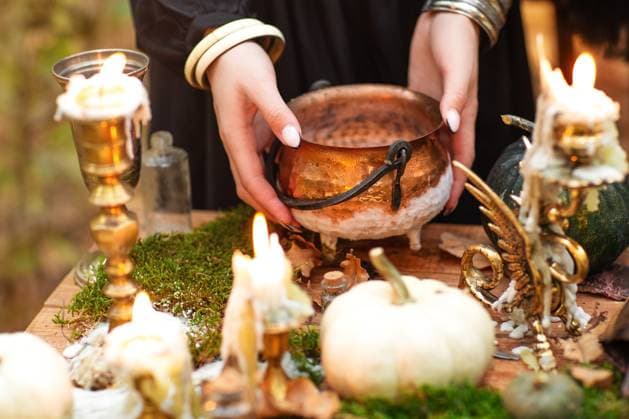 Junge Frau im Hexenkostüm sitzt am Tisch mit magischen Zutaten an einem Herbsttag im Wald. Nahaufnahme Young woman in witch costume sitting at table with magic ingredients on autumn day in forest. Close up Copyright: imageBROKER DashaxPetrenko ibxiqx09195772.jpg ,model released, Symbolfoto ,property released