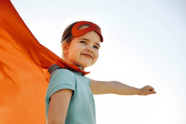 Creative Highlights Symbolbilder Porträt von Superhero Kind gegen blauen Himmel Hintergrund. Freude und Kindheit Konzept Portrait of Superhero kid against blue sky background. Joy and childhood concept Copyright: imageBROKER DashaxPetrenko ibxiqx09195801.jpg ,model released, Symbolfoto ,property released