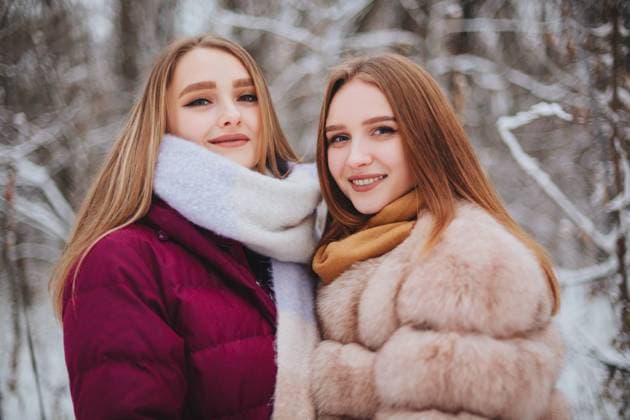 Zwei glückliche Freundinnen genießen das verschneite Wetter im Freien, Frauen beste Freundinnen in Winterkleidung Daunenjacken lachen und haben Spaß beim Spaziergang auf Stadtstraße im Winter während der Weihnachtsferien Two happy female friends enjoying snowing weather outdoors, women best friends in winter clothes down jackets laughing and having fun while walking on city street in winter during Christmas holidays Copyright: imageBROKER DashaxPetrenko ibxiqx09195956.jpg ,model released, Symbolfoto ,property released