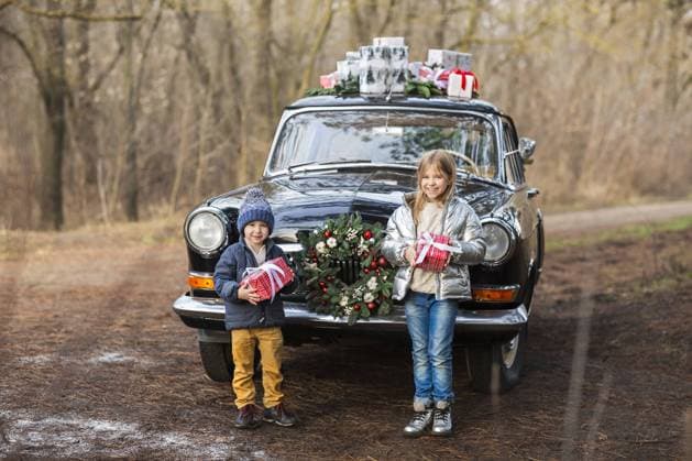 Charmante stilvolle Mädchen und Jungen geben Geschenke zu einander stehen in der Nähe von Retro schwarzes Auto mit Boxen auf dem Dach im Winter Park Charming stylish girl and boy giving presents to each other standing near retro black car with boxes on roof in winter park Copyright: imageBROKER DashaxPetrenko ibxiqx09196106.jpg ,model released, Symbolfoto ,property released