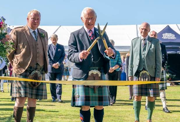 Bilder des Jahres 2024, Entertainment 08 August Entertainment Themen der Woche KW35 Entertainment Bilder des Tages Royal visit to Aberdeen Flower Show King Charles III uses a pair of gardening shears to officially open the Royal Horticultural Society of Aberdeen s 200th Flower Show at Duthie Park, Aberdeen. Picture date: Saturday August 31, 2024., Credit:Jane Barlow Avalon UK, Aberdeen  Copyright: xJanexBarlowx xAvalonx 0903556620