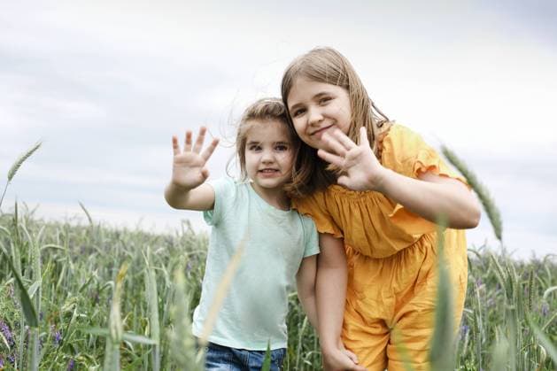 Creative Highlights Symbolbilder Zwei kleine Mädchen umarmen sich auf einer Sommerwiese. Glückliche Schwestern auf einer Sommerwiese Two little girls hugging each other on a summer field. Happy sisters on summer meadow Copyright: imageBROKER DashaxPetrenko ibxiqx09198694.jpg ,model released, Symbolfoto ,property released