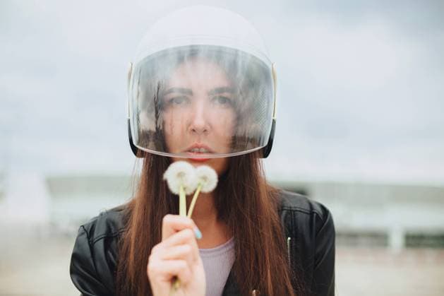 Creative Highlights Symbolbilder Outdoorporträt der jungen schönen Frau Biker in Fahrrad Sicherheit Helm und Leder Outfit mit Löwenzahn Blumen in den Händen Blick in die Kamera, weibliche Motorradfahrer tragen Schutzausrüstung im Stadion Outdoor portrait of young beautiful woman biker in bike safety helmet and leather outfit with dandelions flowers in hands looking at camera, female motorcyclist wearing protective gear at stadium Copyright: imageBROKER DashaxPetrenko ibxiqx09198787.jpg ,model released, Symbolfoto ,property released