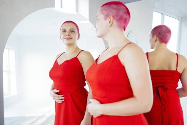 Creative Highlights Symbolbilder Schöne entspannte Frau in rotem langen Kleid und roten Haaren schaut in den Spiegel. Konzept der Körper positiv Beautiful relaxed woman in red long dress and red shot hair looking to the mirror. Concept of body positive Copyright: imageBROKER DashaxPetrenko ibxiqx09201525.jpg ,model released, Symbolfoto ,property released