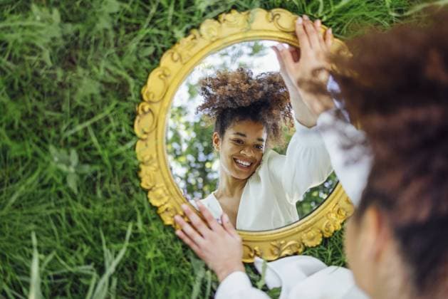 Creative Highlights Symbolbilder Beautifal Mixed Rasse Frau trägt weißes Kleid und Himmel Reflexion in runden Spiegel auf grünen Frühling Gras. Natur Konzept Beautifal Mixed-race woman wearing white dress and sky reflection in round mirror on green spring grass. Nature concept Copyright: imageBROKER DashaxPetrenko ibxiqx09201694.jpg ,model released, Symbolfoto ,property released