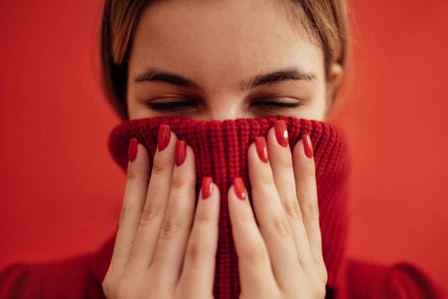 Creative Highlights Symbolbilder Porträt eines jungen blonden Mädchens in einem roten Strickpullover. Niedlicher weiblicher Teenager, der den Kragen seines Pullovers mit den Händen festhält. Nahaufnahme einer schönen leuchtend roten Maniküre Portrait of young blondy girl in a red knitted sweater. Cute female teenager holding sweater collar with her hands. Close up of a beautiful bright red manicure Copyright: imageBROKER DashaxPetrenko ibxiqx09201788.jpg ,model released, Symbolfoto ,property released