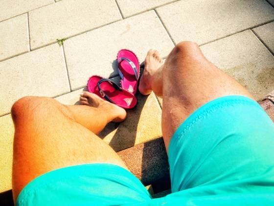 01.09.2024, Schwimmen im Freibad Bad Wörishofen (Bayern), ein Mann sitzt an der Bank im Freibad, vor sich seine Badeschlappen. (Model Release vorhanden) 01.09.2024, Relaxen im Freibad 01.09.2024, Relaxen im Freibad *** 01 09 2024, Swimming in the outdoor pool Bad Wörishofen Bavaria , a man sits at the bench in the outdoor pool, in front of him his bathing slippers Model Release available 01 09 2024, Relaxing in the outdoor pool 01 09 2024, Relaxing in the outdoor pool
