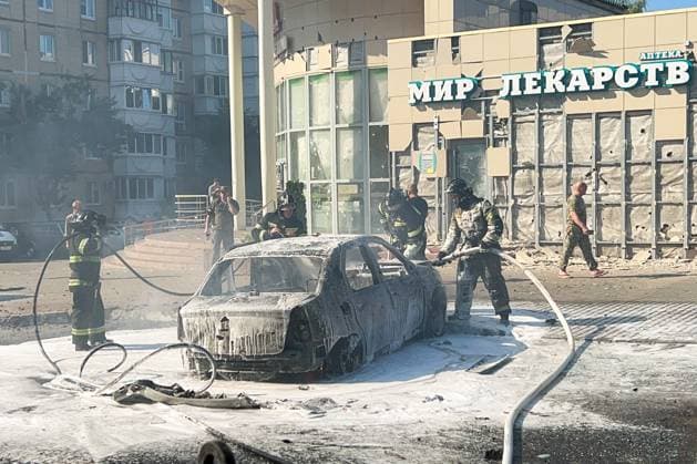 News Themen der Woche KW35 News Bilder des Tages RUSSIA, BELGOROD - SEPTEMBER 1, 2024: Firefighters put out a car fire after a Ukrainian military strike. Svetlana Tereshchenko TASS  73561256