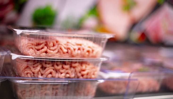 Zum Verkauf angebotene Fleischerzeugnisse in einem Supermarkt Kühlschrank Meat products put up for sale in a supermarket commercial refrigerator Copyright: imageBROKER monticello ibxiqx09272351.jpg