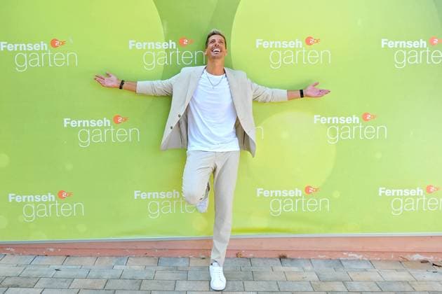 Entertainment Themen der Woche KW35 Entertainment Bilder des Tages ZDF - Fernsehgarten. Sänger Norman Langen während der ZDF - Unterhaltungsshow Fernsehgarten am 01.09.2024 in Mainz. 20240901MWI002633 *** ZDF Fernsehgarten singer Norman Langen during the ZDF entertainment show Fernsehgarten on 01 09 2024 in Mainz 20240901MWI002633