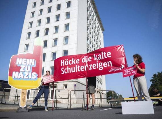 Bilder des Jahres 2024, News 09 September News Themen der Woche KW35 News Bilder des Tages 2024 LANDTAGSWAHL THÜRINGEN - THÜRINGER LANDTAG ** NUR FÜR REDAKTIONELLE ZWECKE ** EDITORIAL USE ONLY **<p>01 09 2024-Erfurt: 2024 Landtagswahl Thüringen - Stimmabgabe im Foto: Demonstranten am Nachmittag vor dem Thüringer Landtag ( Deutschland Thueringen Erfurt Copyright: SaschaxFromm *** 2024 STATE ELECTION THURINGIA THURINGIAN STATE ELECTION FOR EDITORIAL PURPOSES ONLY p 01 09 2024 Erfurt 2024 State Election Thuringia Voting in the photo Demonstrators in the afternoon in front of the Thuringian State Parliament Germany Thuringia Erfurt Copyright SaschaxFromm Copyright: SaschaxFromm doc7wzu1b7ukcoj4cbajt ,EDITORIAL USE ONLY